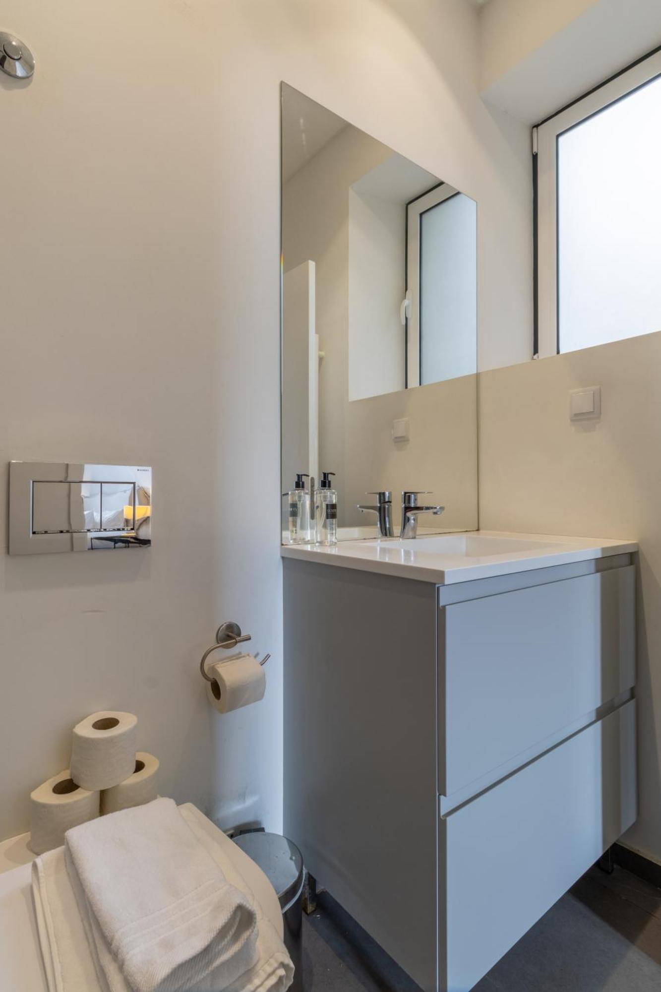 Modern 3Br, Terrace, Ac/Heating & Self Check-In Apartment ลิสบอน ภายนอก รูปภาพ